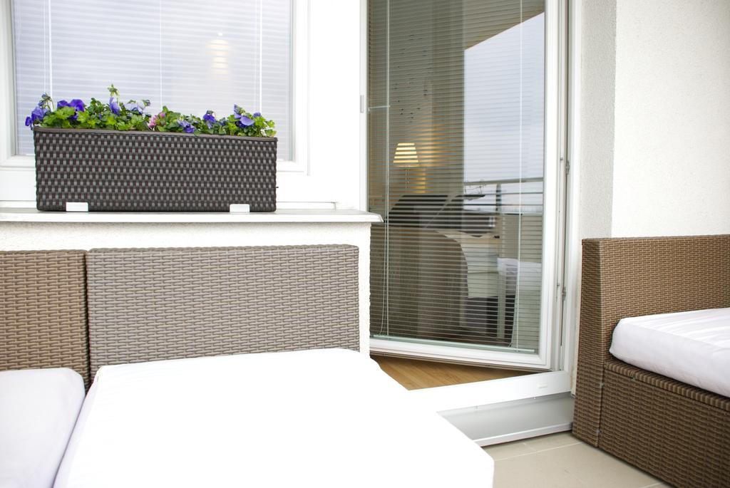 A Nice Place To Stay Apartments Praga Esterno foto